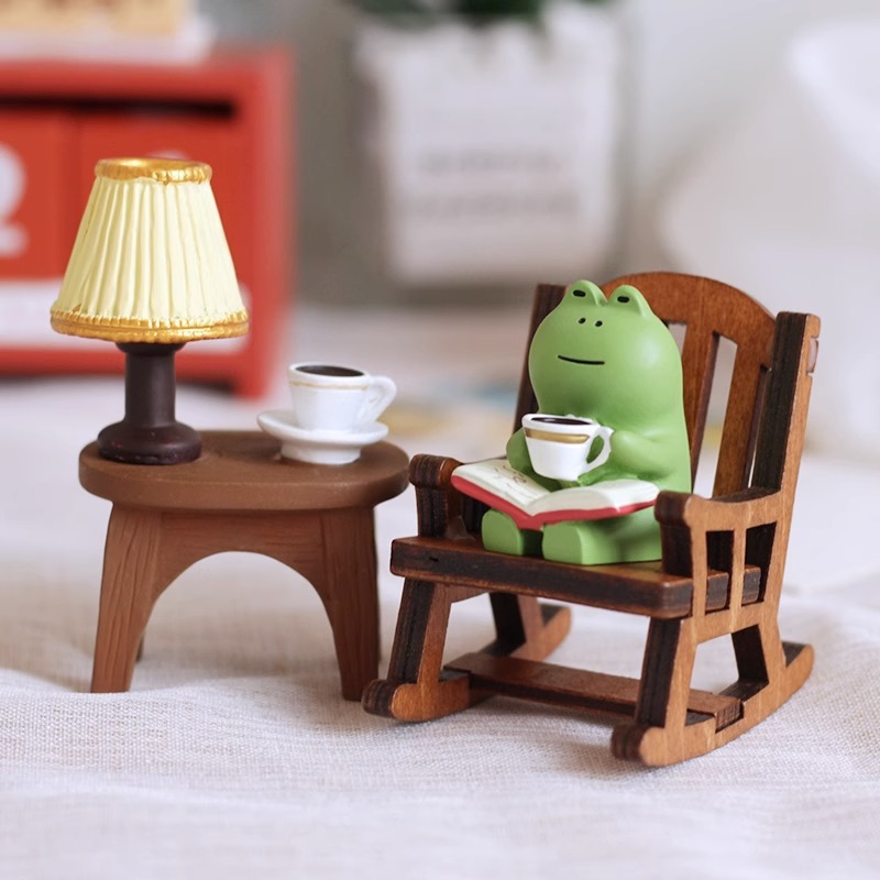 Office Furniture At Home - ของตกแต่งน่ารัก รูปปั้นกบเรซิ่นมินิ น่ารัก ดีไซน์เก้าอี้โยก พร้อมหนังสือ กาแฟ